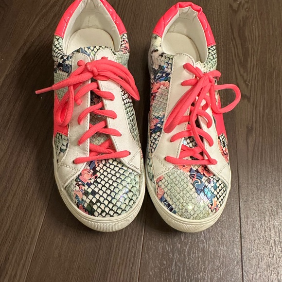 Cute Sneaks - Picture 2 of 4